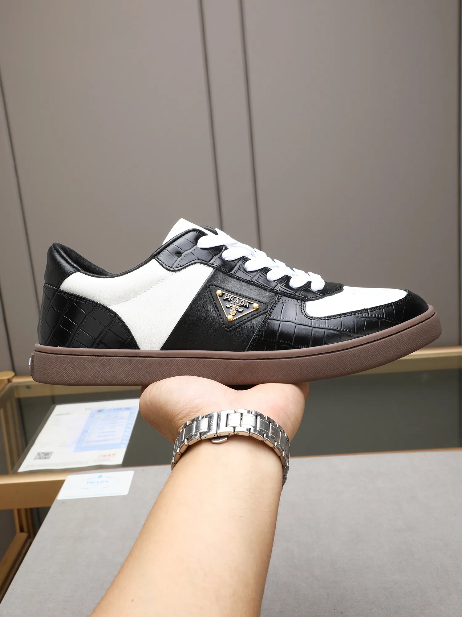 Men's shoes💰420💰 Brand: PRADA (Prada) Standard code: Men's code 38–44 (45 can be customized) Material: Original cowhide, breathable sheep lining Special outsole Style category: Men's fashionable casual sneakers Low-key luxury! Color: actual picture color